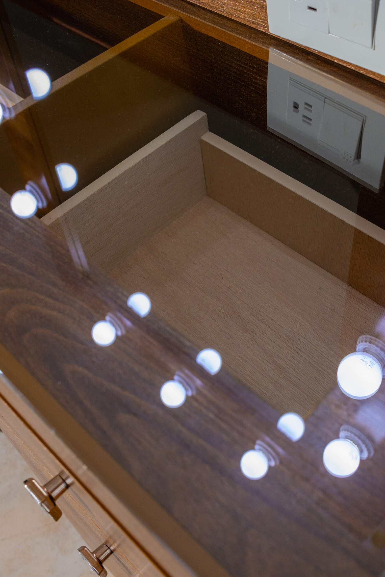 RECÁMARA MAYTE CON VANITY AVELLANA - Image 18