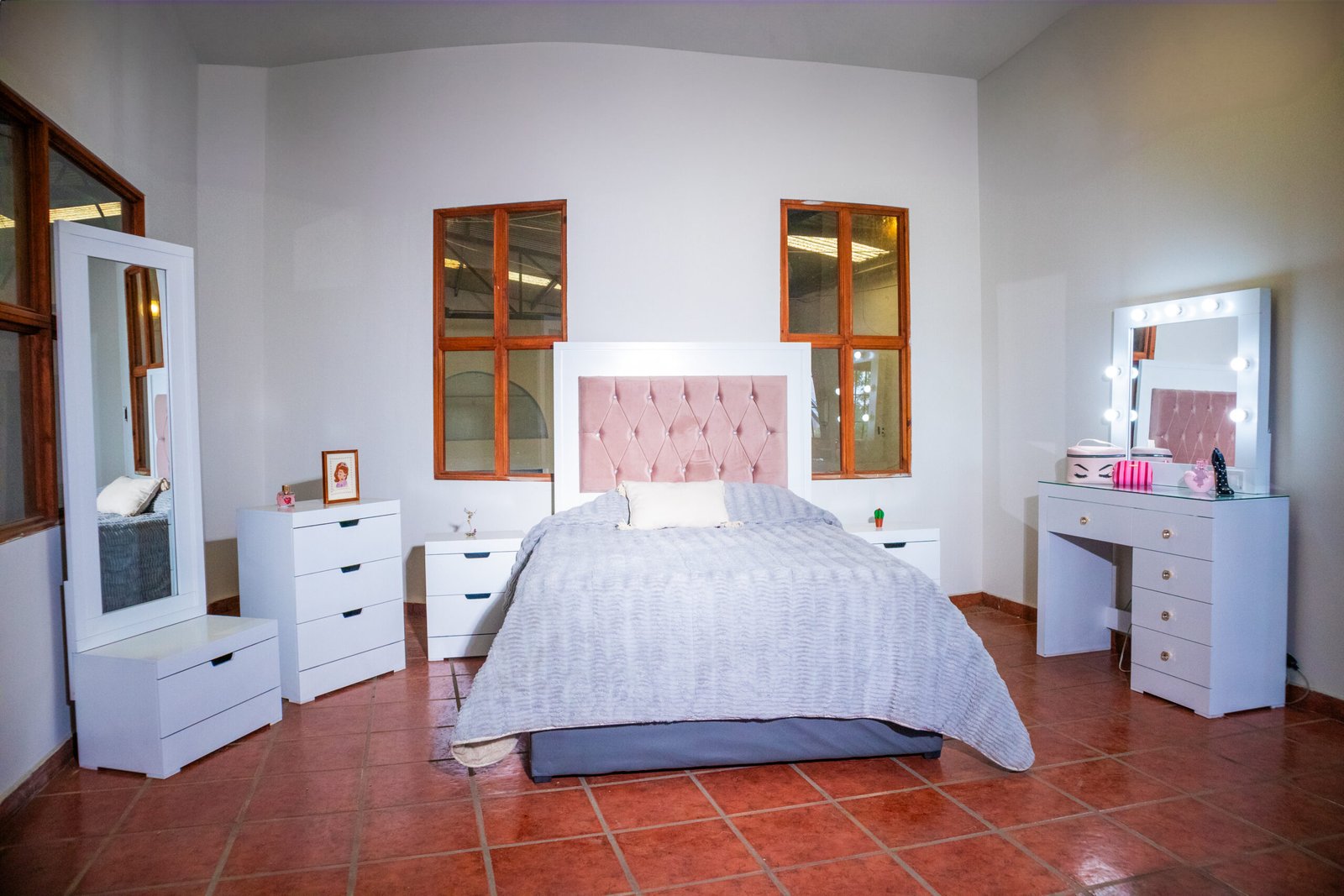RECÁMARA MAYTE CON VANITY BLANCO ROSA - Image 2